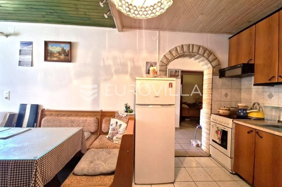 vir, nekretnina na izvrsnoj lokaciji, 40 m od mora, s dva odvojena apartmana - slika 37