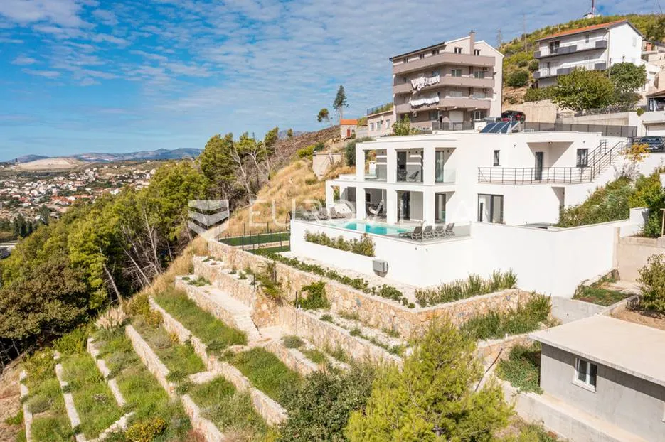 split, žrnovnica, moderna vila s bazenom i panoramskim pogledom smještena na zemljištu od 3740 m² - slika 2