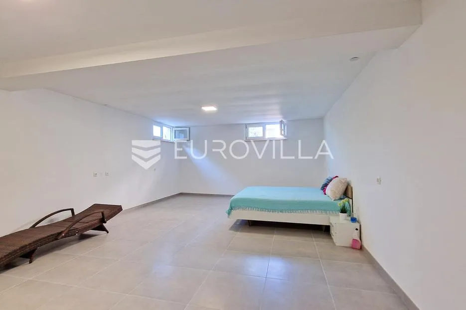 peroj, fažana, komforan stan 130 m² s vrtom 227 m² i prostranim suterenom - slika 24