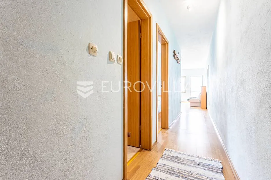 omiška rivijera- lokva rogoznica, apartmanska kuća s 8 stanova, udaljena 300 m od mora. - slika 15