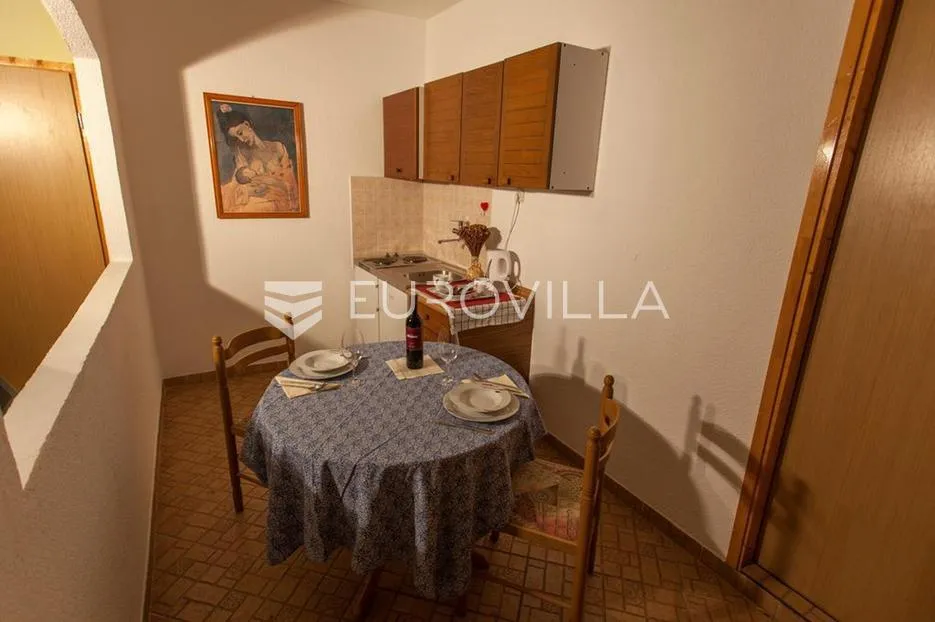 cres, kuća s restoranom, apartmanima i privatnim parkingom, 200 m od mora, jedinstvena prilika - slika 13