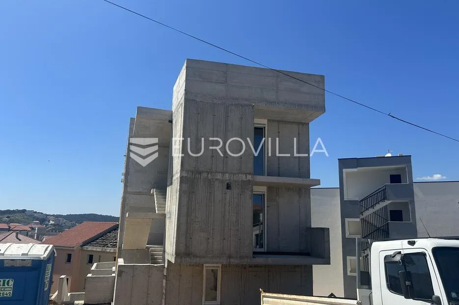 trogir, okrug, trosoban stan na prvom katu neto korisne površine 120 m2 - slika 13