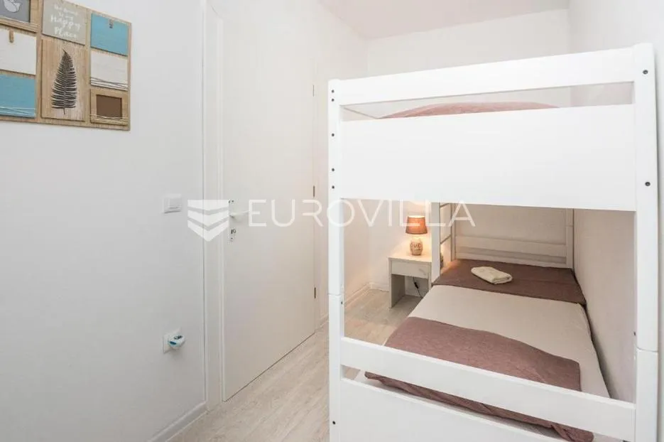 vir, stambeno poslovna zgrada u samom centru otoka 2 apartmana na 1. katu - slika 10