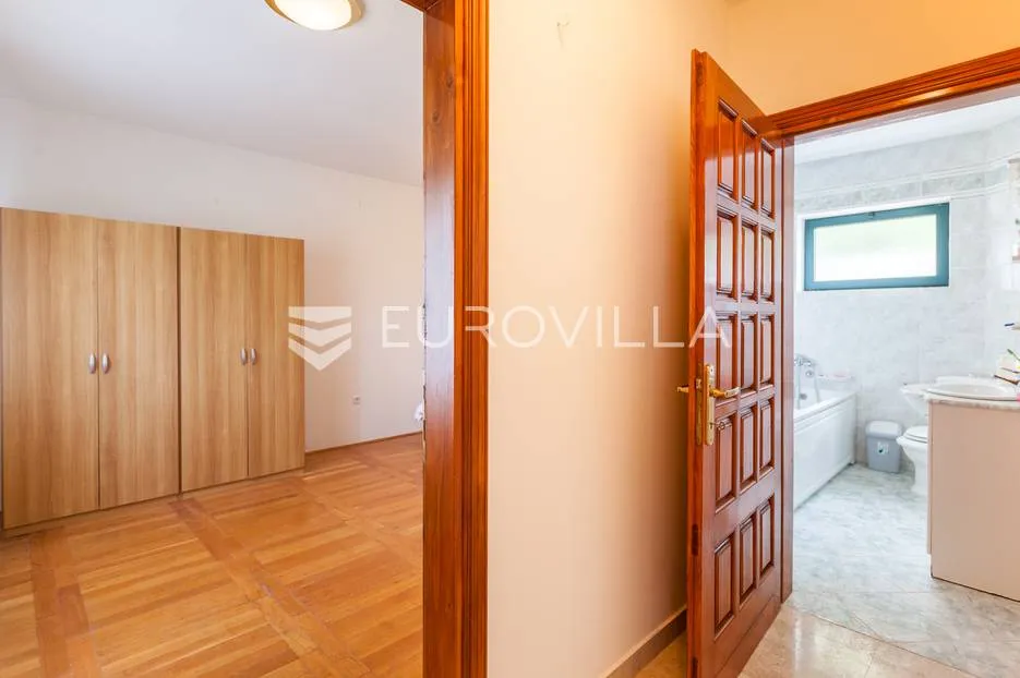 zagreb mikulići samostojeća kuća 300m2 na parceli 520m2 - slika 15