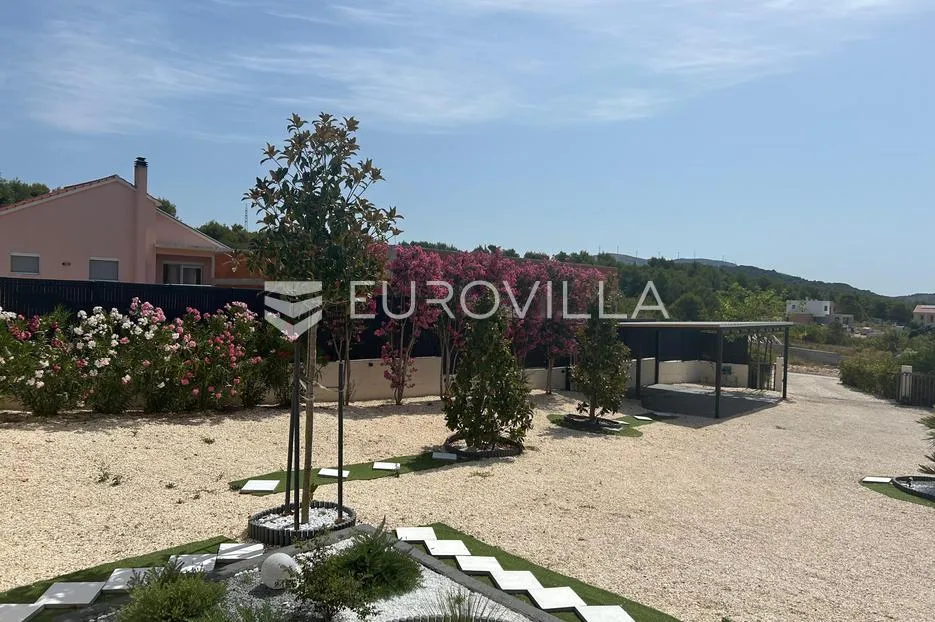 šibenik, bilice, moderna prizemnica s dvorištem - slika 23