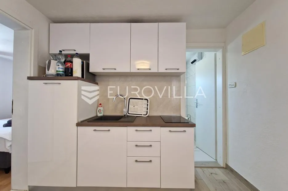 vir, simpatičan trosoban apartman svega 80 m od plaže s prostranom terasom - slika 14