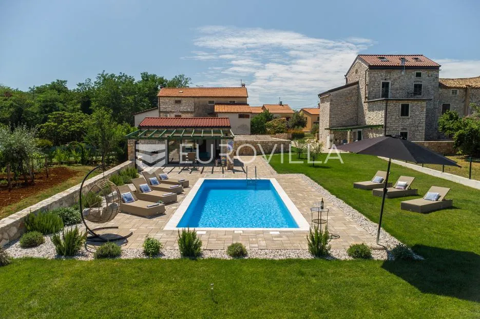 Istra, Umag, autentična istarska kamena kuća 260 m², okružena zelenilom, 1349 m² okućnice - Babići, Umag
