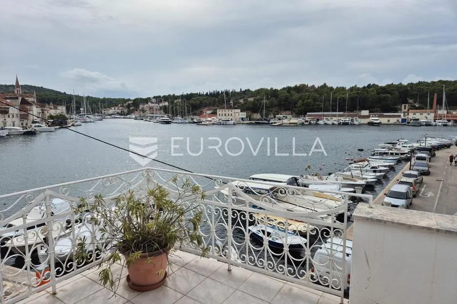 brač, milna, dvojna kamena kuća s uhodanim restoranom, prvi red do mora - slika 32