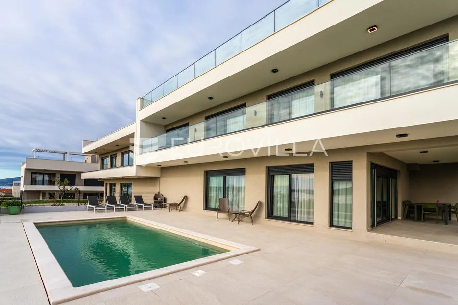 Kaštel Sućurac, novoizgrađena vila s bazenom i panoramskim pogledom na more - Kaštel Gomilica, Kaštela