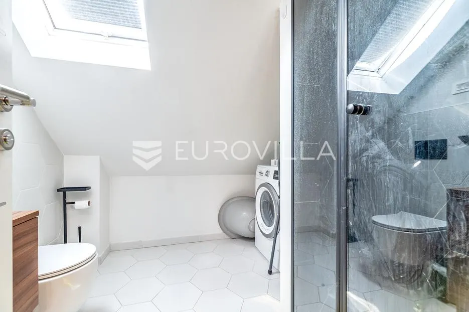zagreb, dubec, novouređena kuća s dva stana i garažom, 190 m² - slika 10