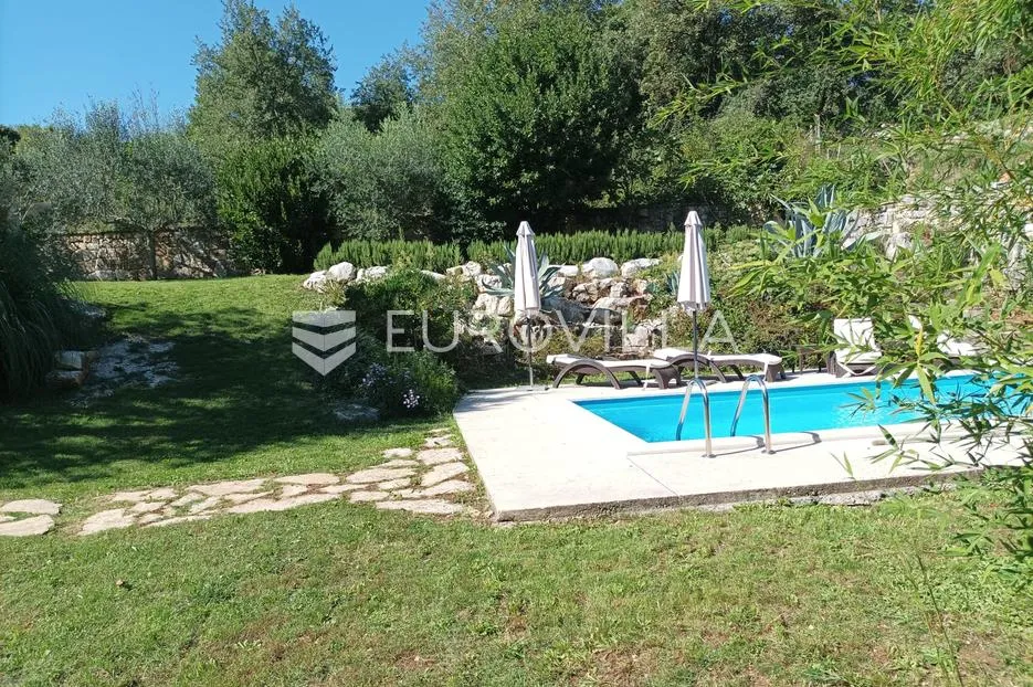 istra, višnjan, dugoročni najam kuće s dvije spavaće sobe, bazenom i velikom okućnicom - slika 37