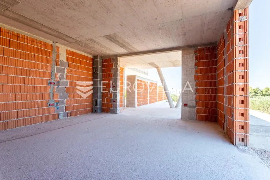 vodice, prostran dvosoban stan s bazenom i dvorištem, 125,91 m² - slika 5