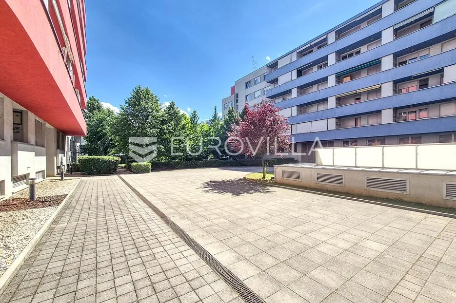 Zagreb, Bundek, Središće, stan s velikom loggiom i garažom 50 m²