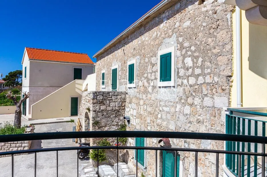 brač, bol, trosoban stan u manjoj zgradi s pogledom na more - slika 2