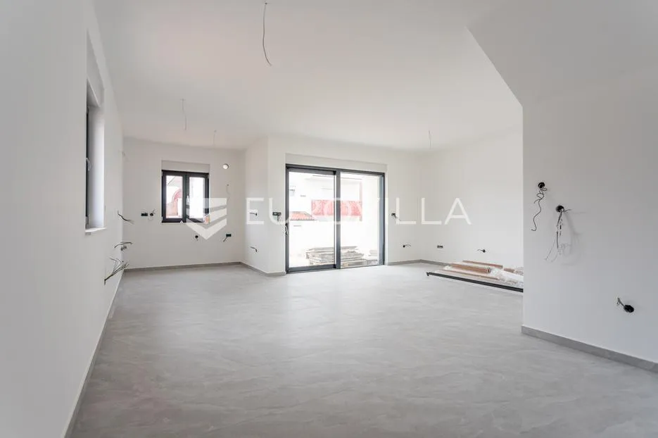 Vodice, prostran trosoban stan, 125,82 m²