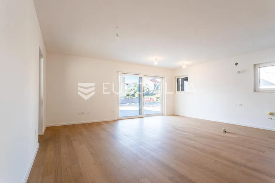 vodice, novogradnja, prostran apartman s dvorištem u centru mjesta, 146,06 m² - slika 16