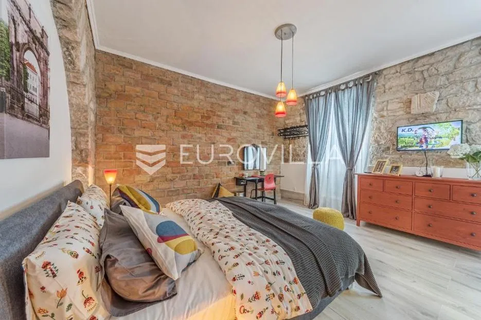 pula, centar, stan podijeljen u dvije stambene jedinice u strogom centru - slika 8