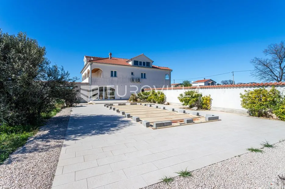 šibenik, dubrava kod tisna, vila s bazenom i velikom okućnicom - slika 4