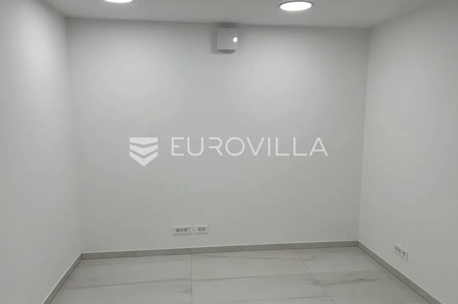 pula, centar, adaptiran i uređen poslovni prostor u strogom centru, 18 m² - slika 2