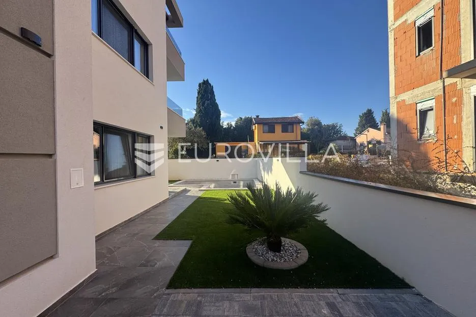 istra, rovinj, luksuzan namješten trosoban stan 130m2 u prizemlju s vrtom i bazenom - slika 18
