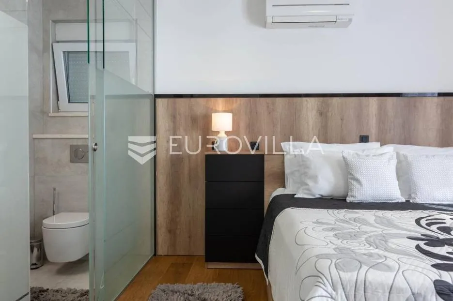 rogoznica, moderna vila na jedinstvenoj lokaciji - slika 16