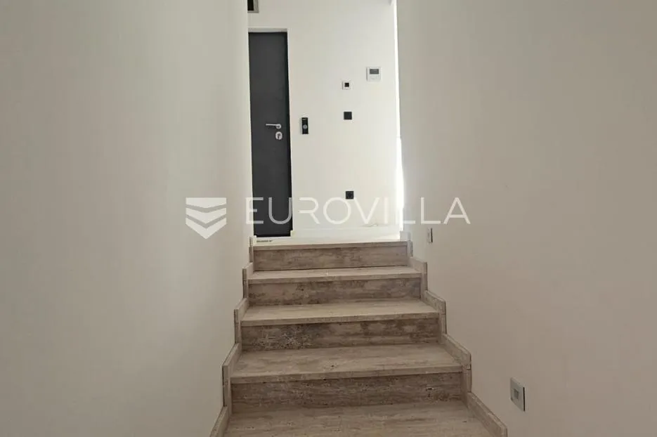 kaštela, penthouse od 102 m² treći kat s garažom povezan liftom - slika 9