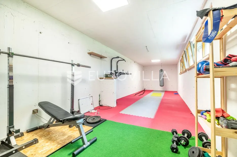 zagreb, vrapče, prekrasna vila s dvorištem nkp 505 m2 - slika 8