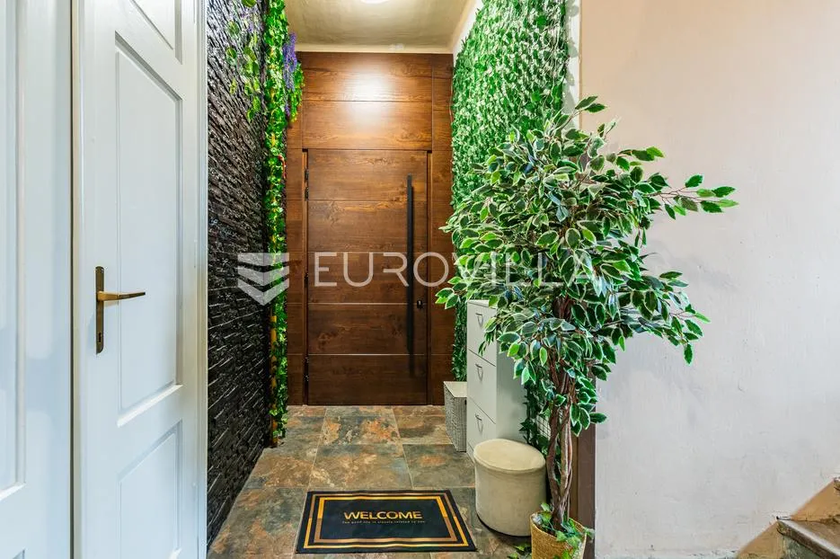 Varaždin, Centar, uređen četvorosoban stan, površine 99,78 m²