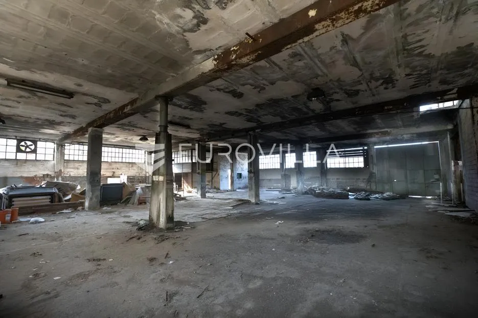 industrijski kompleks s više hala na atraktivnoj lokaciji, ukupna površina: 3452 m - slika 13