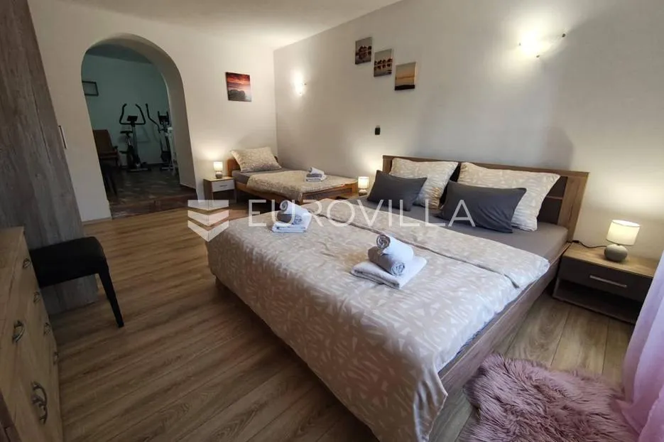 kraljevica, križišće, samostojeća kuća od 170 m² s bazenom - slika 4