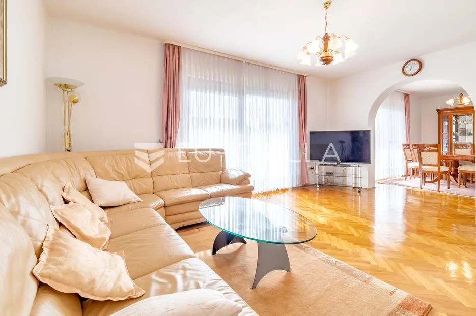 Zagreb, Sesvetski Kraljevec, kvalitetna kuća s dva stana i garažom 390 m2