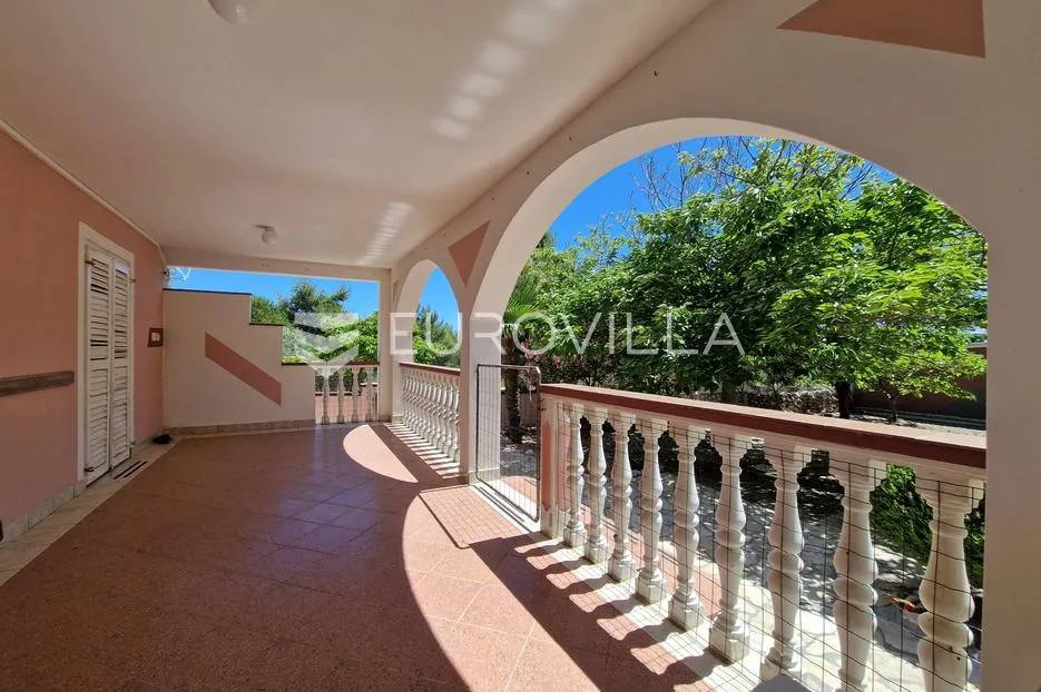 vir, samostojeća kuća s dva apartmana, pogledom na more i velikom okućnicom - slika 21