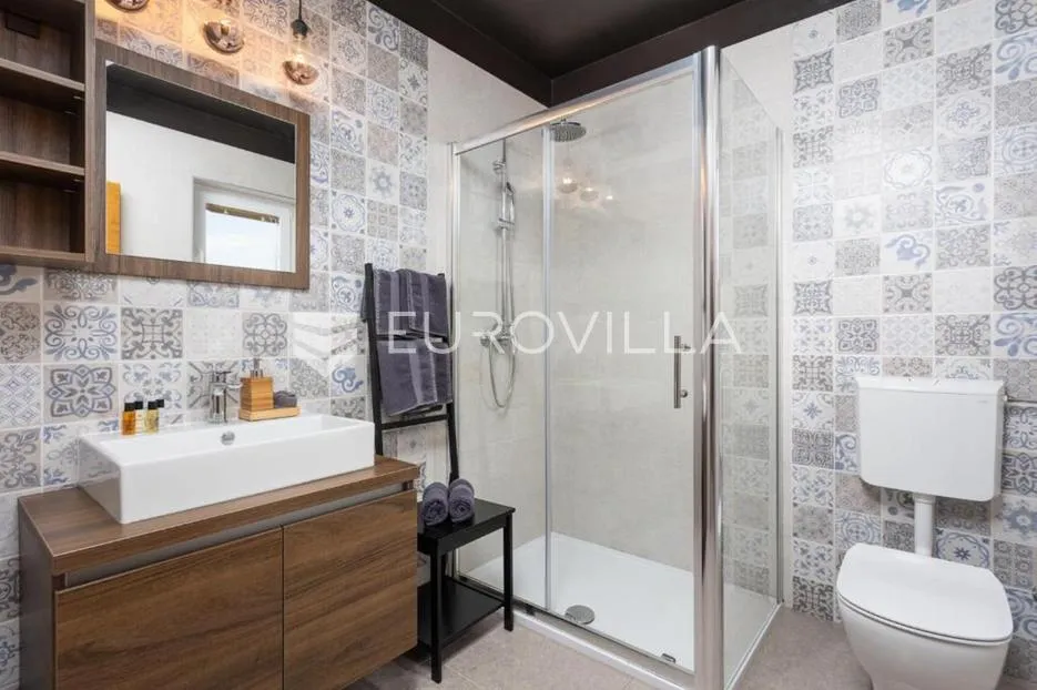 istra, svetvinčenat, moderna i elegantna vila 230 m², na uređenoj okućnici - slika 3