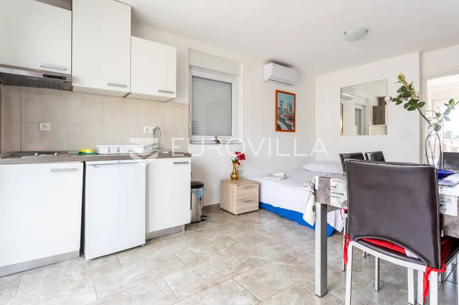 novalja, novouređena kuća s tri apartmana u centru grada - slika 14
