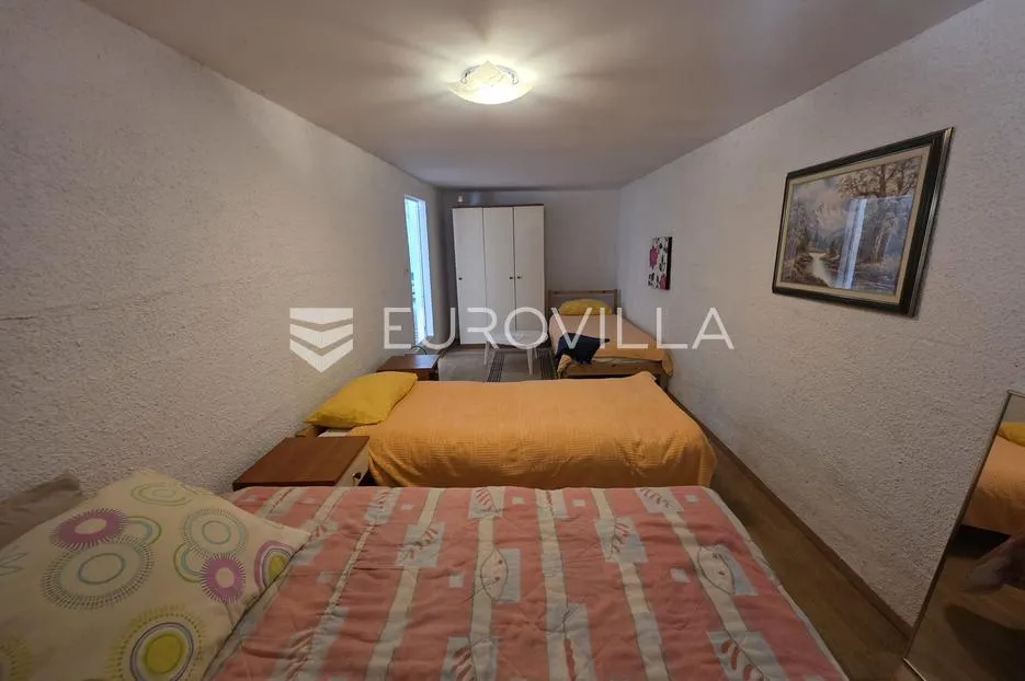 ližnjan, prostrana apartmanska kuća s tri stambene jedinice i vrtom - slika 38