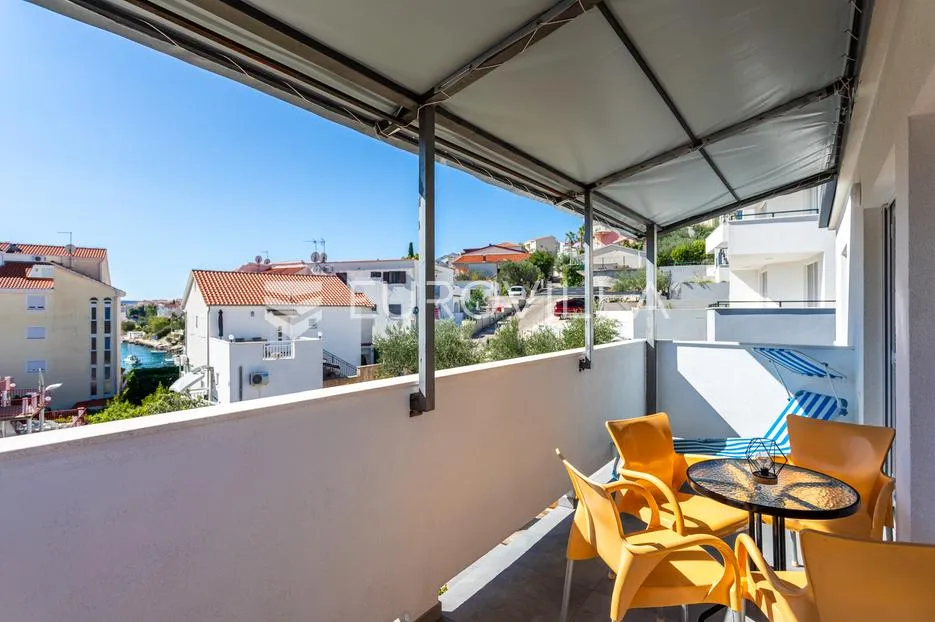 čiovo, okrug gornji, namještena kuća s četiri apartmana i prostranim dvorištem, treći red do mora - slika 9