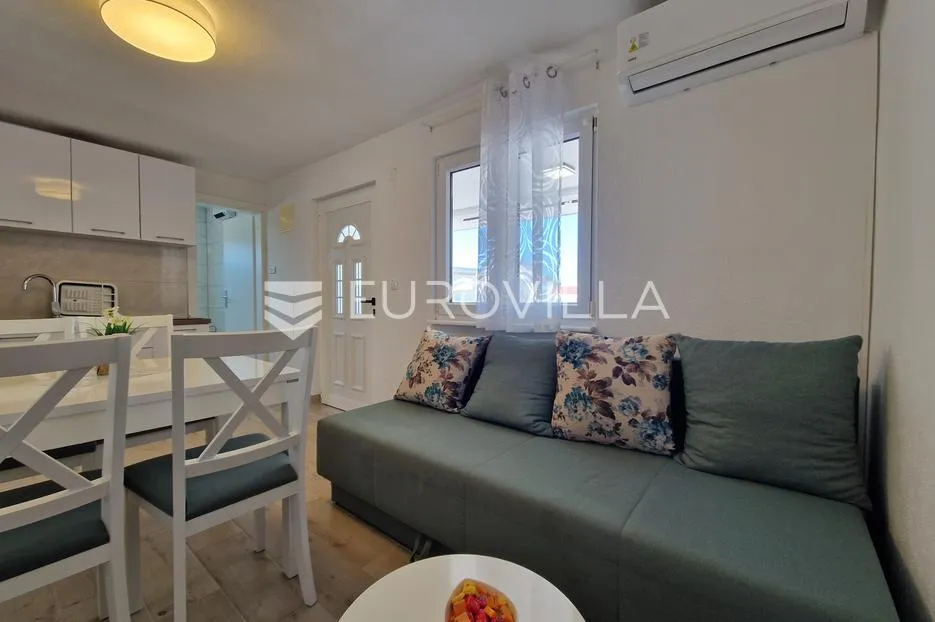 vir, simpatičan trosoban apartman svega 80 m od plaže s prostranom terasom - slika 4