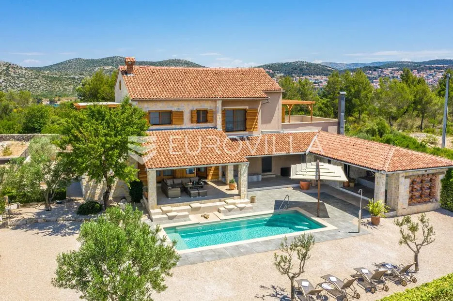 Šibenik, Martinska, prekrasna kamena vila s bazenom, vrtom i igralištem - Jadrija
