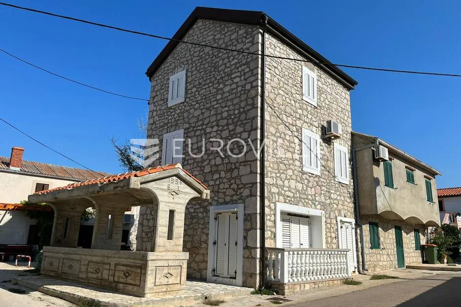 zadar, vinjerac, kamena dalmatinska kuća 111 m², 50m od mora - slika 3