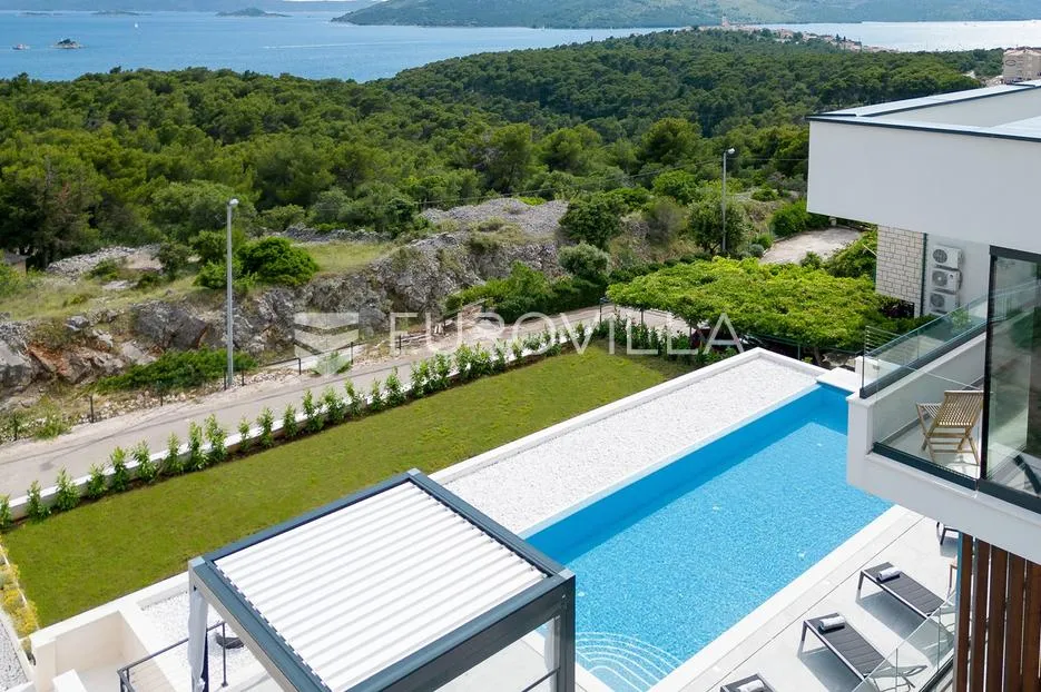 trogir, seget, luksuzna vila s bazenom i predivnim pogledom na šumu, more i otoke - slika 39