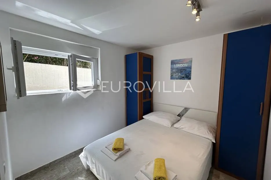 novalja, novouređena kuća s tri apartmana u centru grada - slika 27