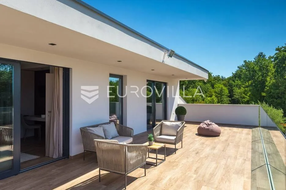 višnjan, prekrasno raspoređena vila okružena zelenilom, nkp 242 m2, na velikoj uređenoj okućnici - slika 47