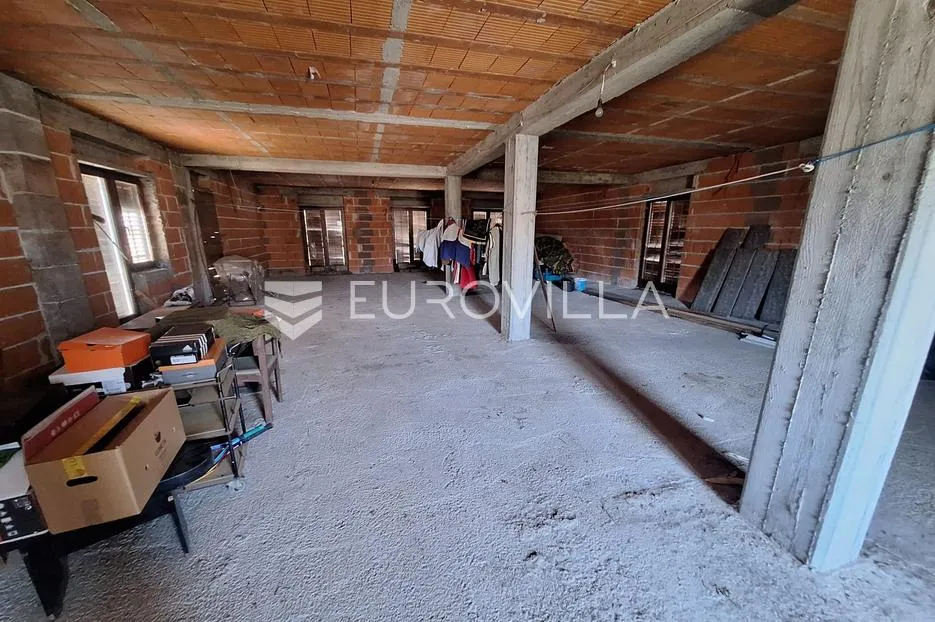 karlovac, borlin, kuća 720 m² s poslovnim prostorom, gospodarskom zgradom i nogometnim terenom - slika 19