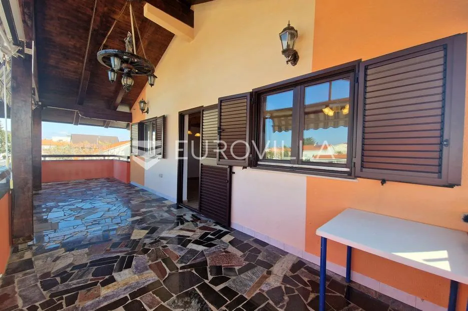 vir, 120 m od plaže, trosobni renovirani apartman s pogledom na more - slika 5