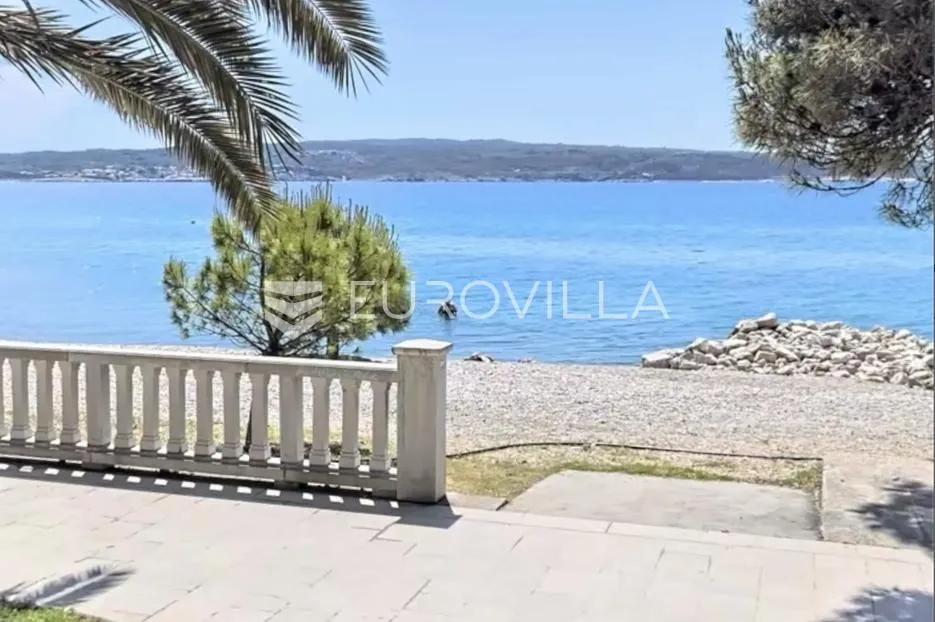 Crikvenica, stan za adaptaciju, prvi red do mora