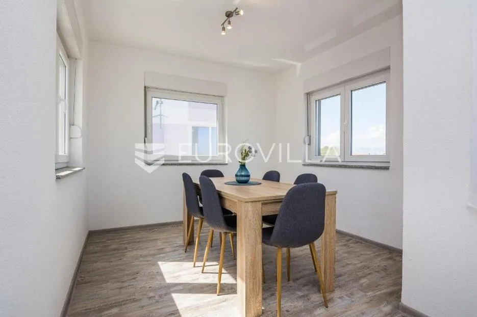 vir, stambeno poslovna zgrada u samom centru otoka 2 apartmana na 1. katu - slika 24