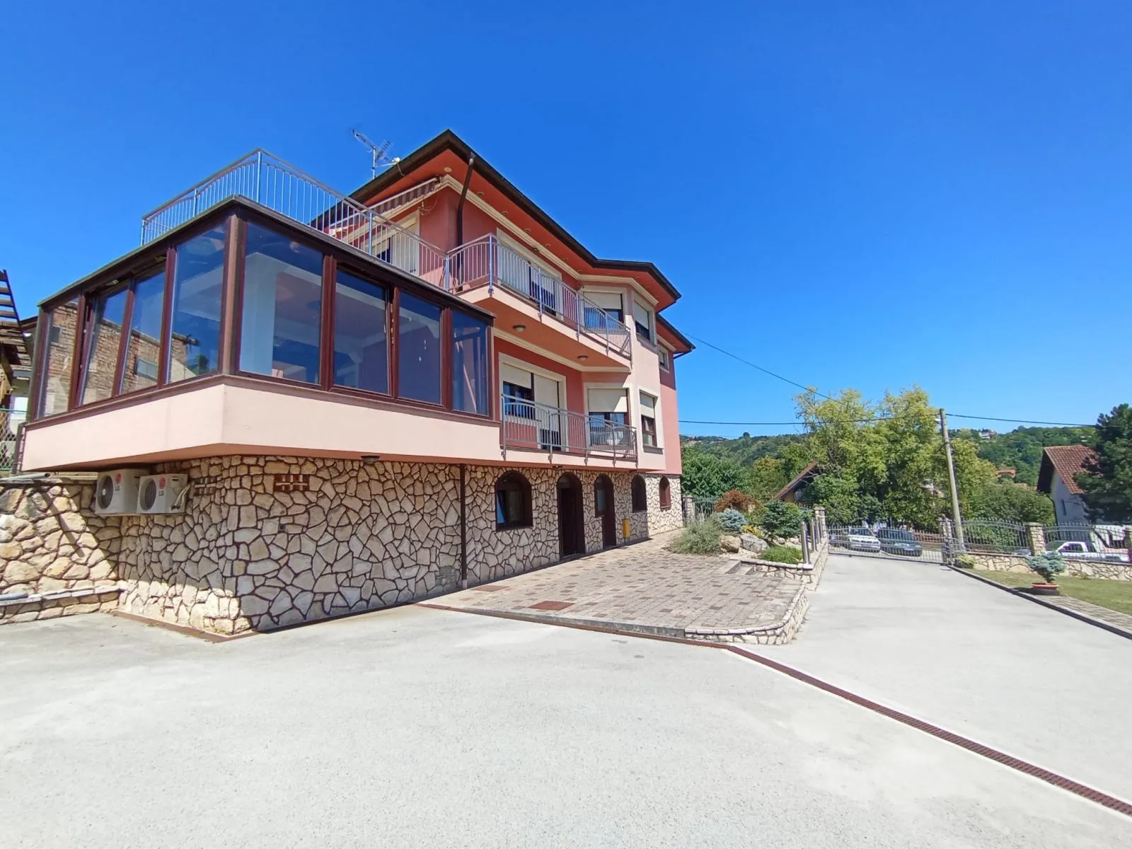 sniženo villa kuća: zagreb (podsused), 550.00 m2 (prodaja) - slika 12
