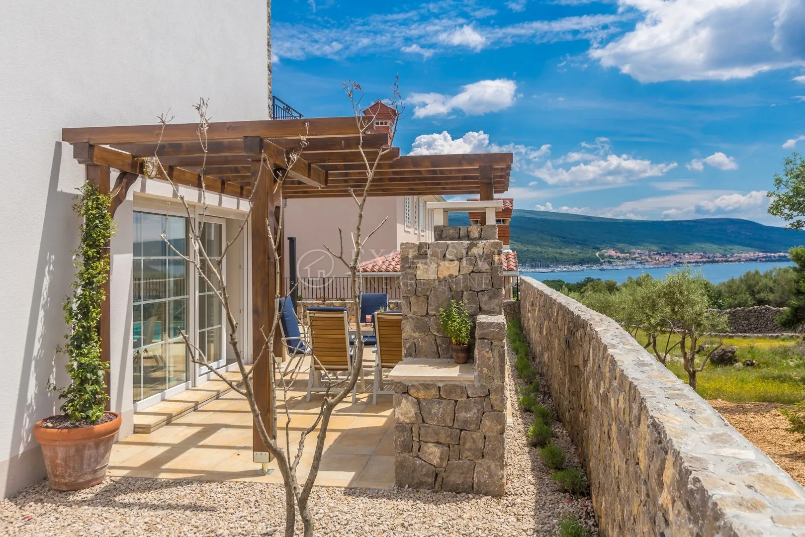 krk - vila s bazenom, okućnicom i pogledom na more - slika 12