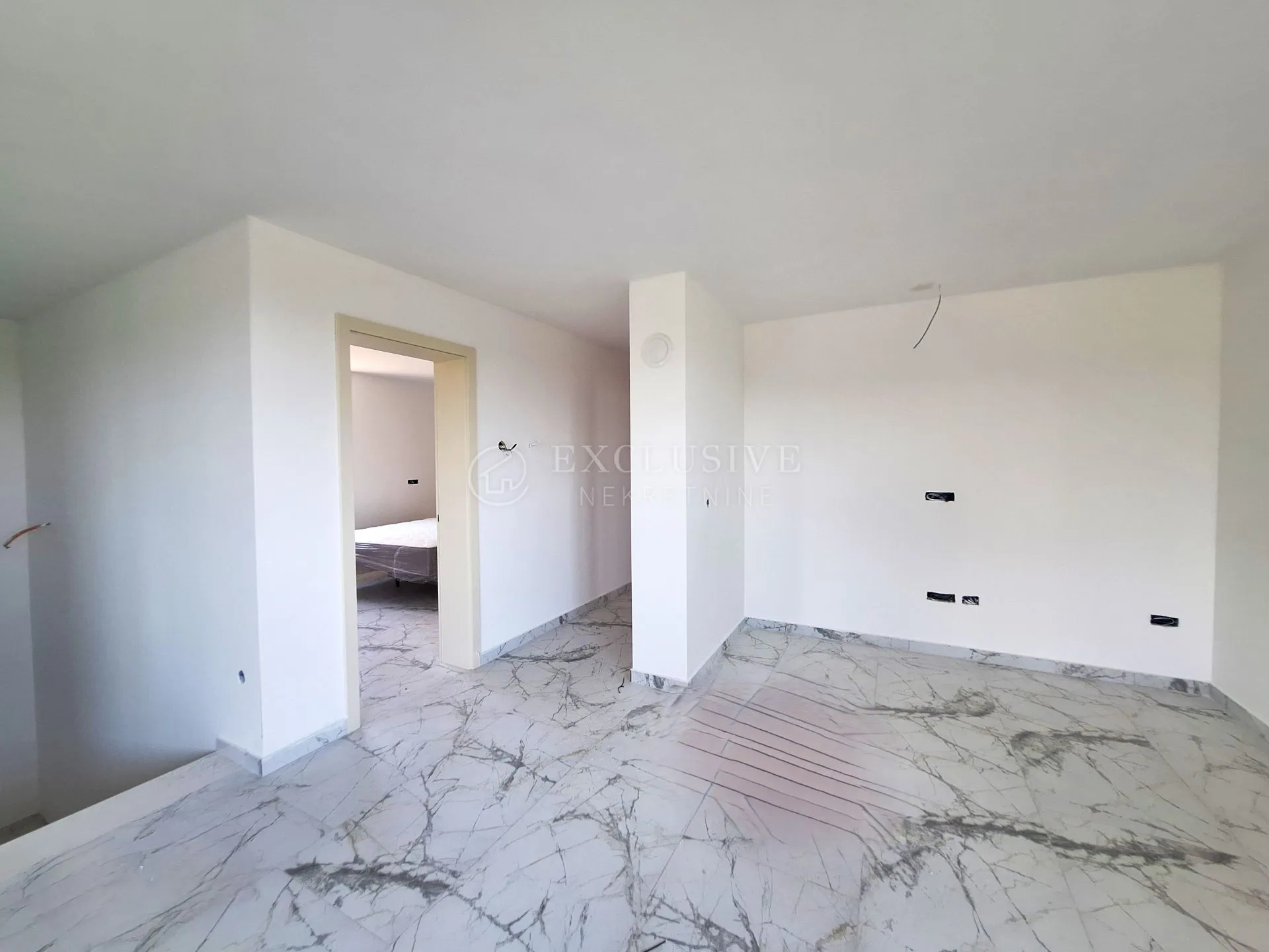 krk - prestižan dvoetažni apartman u novogradnji - slika 2