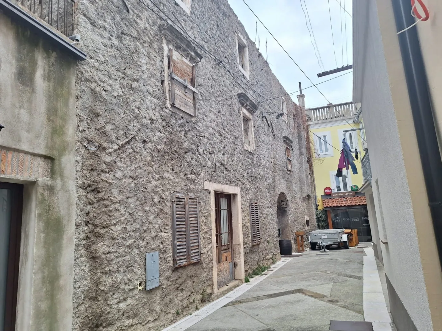senj, centar, zgrada 450 m2 za adaptaciju - slika 3